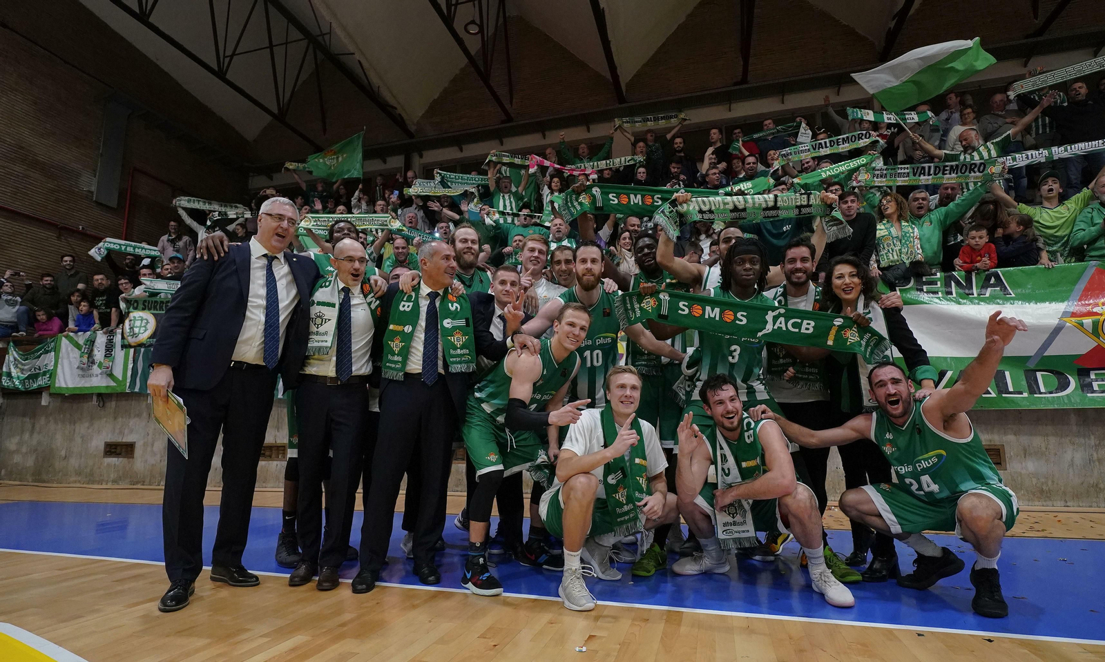 La plantilla del Betis baloncesto celebra el ascenso en la pista del Real Canoe.
