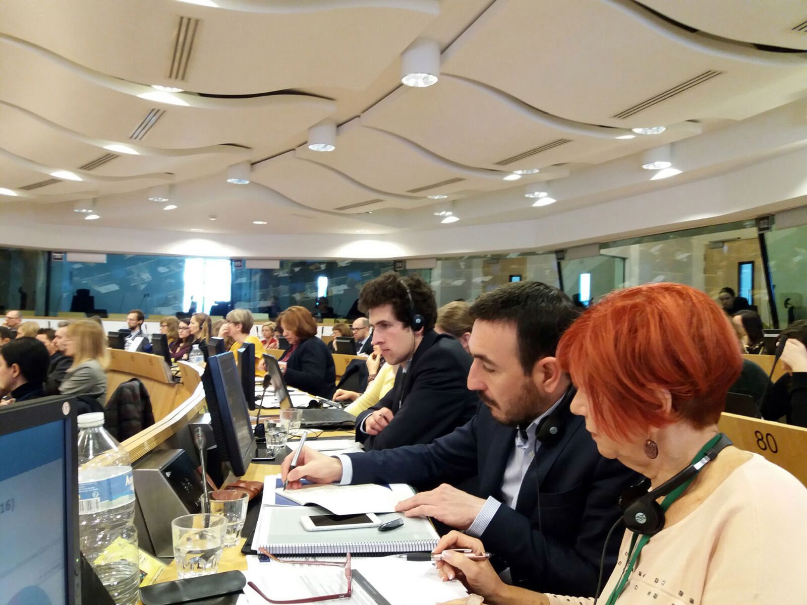 López Gil, con la delegada de la Junta en la UE, Francisca Pleguezuelos, ayer en la Comisión celebrada en Bruselas.