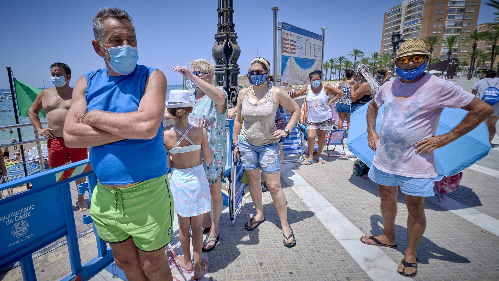 Imágenes inéditas en La Caleta con colas para entrar al completarse el aforo