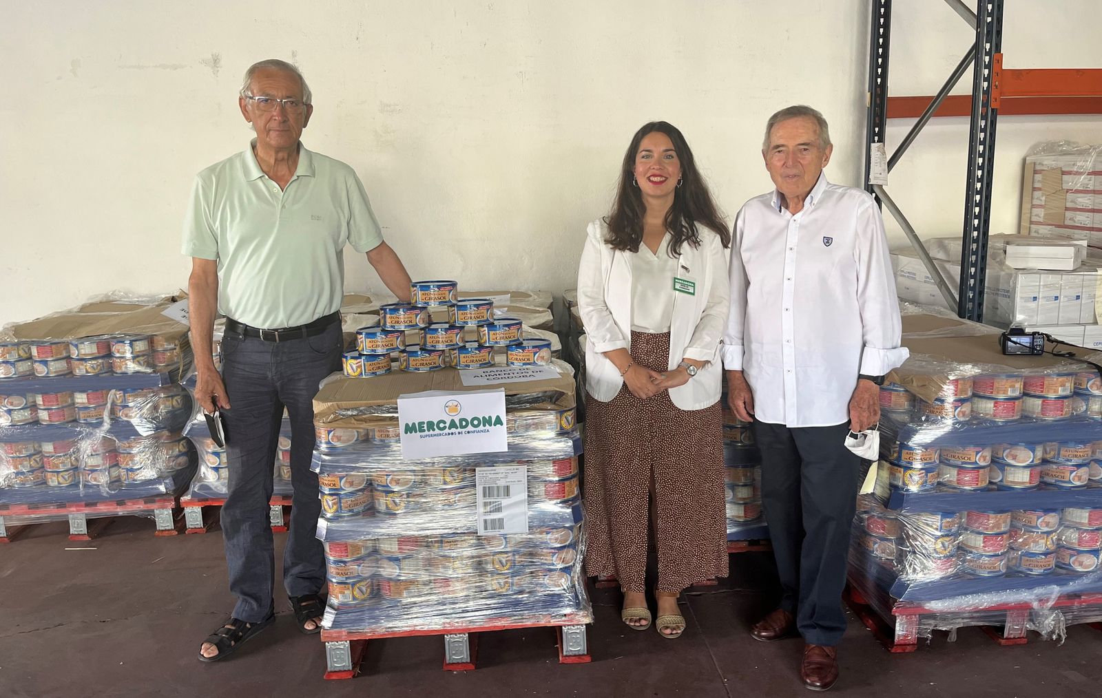 Responsables del Banco de Alimentos y de Mercadona en la entrega de los 3.000 kilos de atún.