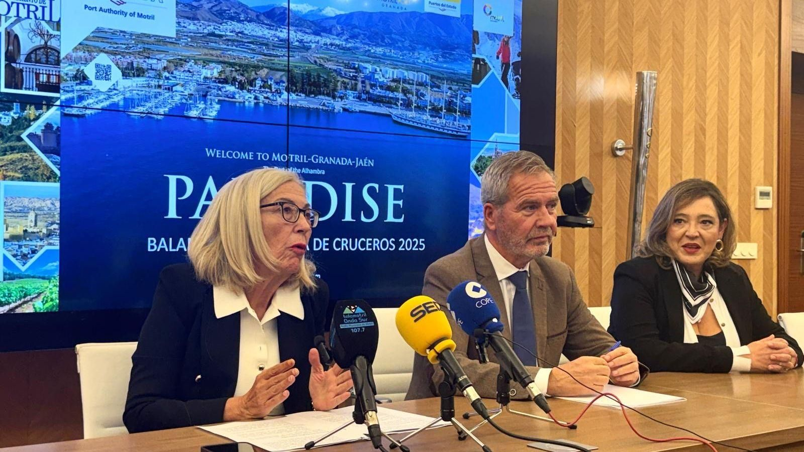 El presidente José García y la teniente de alcalde María Angeles Escámez durante el balance