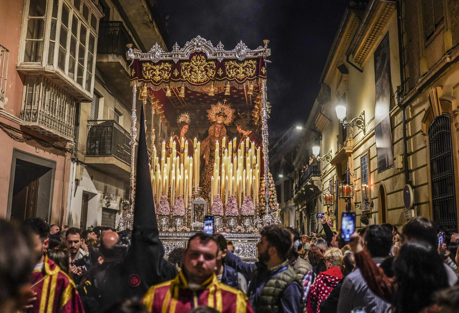 Crónica gráfica del Lunes Santo en Granada