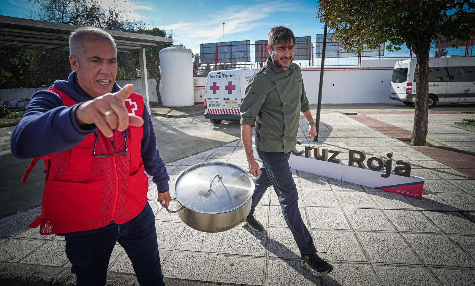 Imágenes del almuerzo navideño de Cruz Roja Jerez y Hacedores Cádiz para personas sin hogar