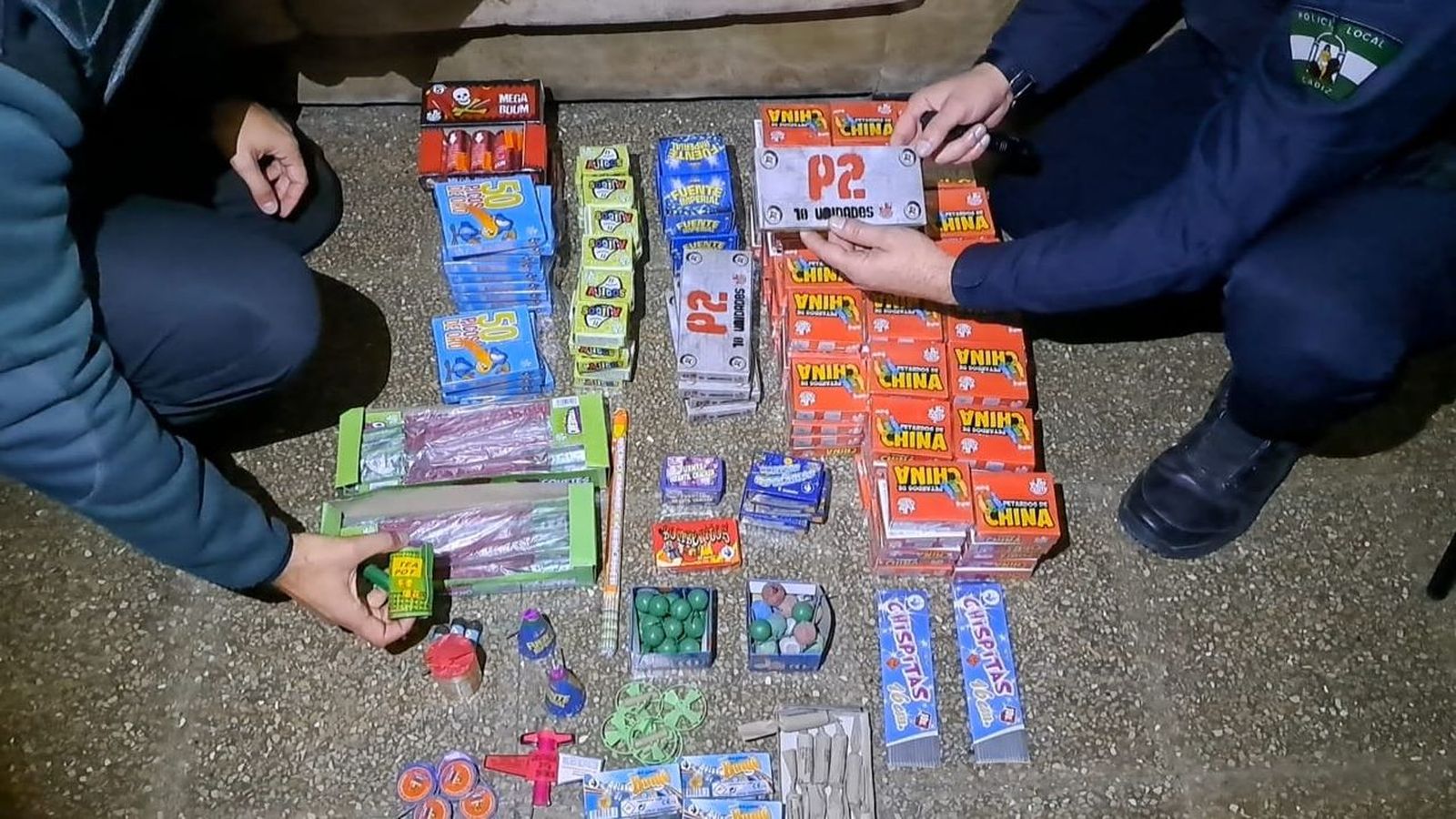 Los artículos pirotécnicos que han sido requisados en un domicilio en Cádiz.