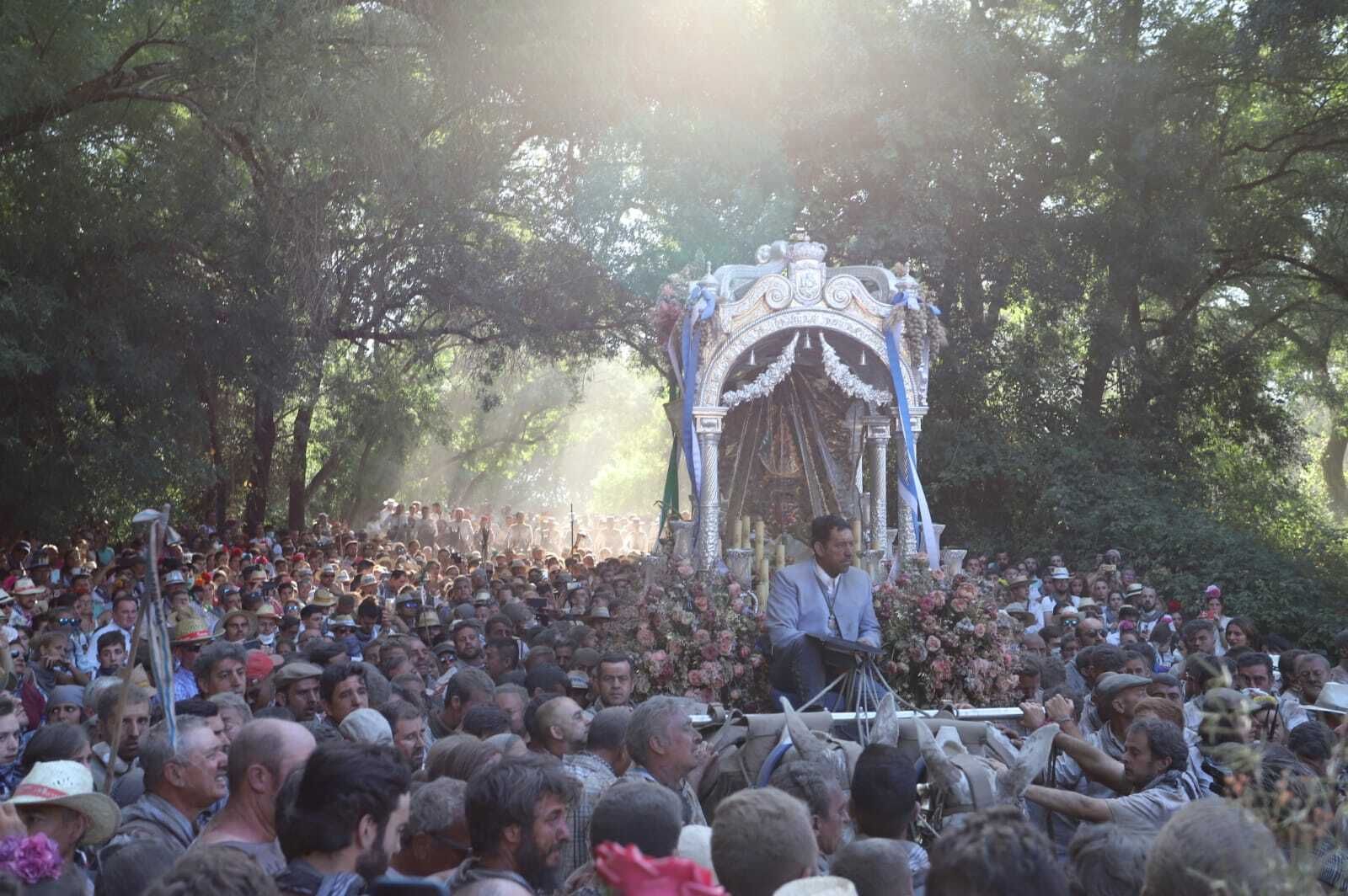 El Simpecado de Huelva a su paso por la Charca.