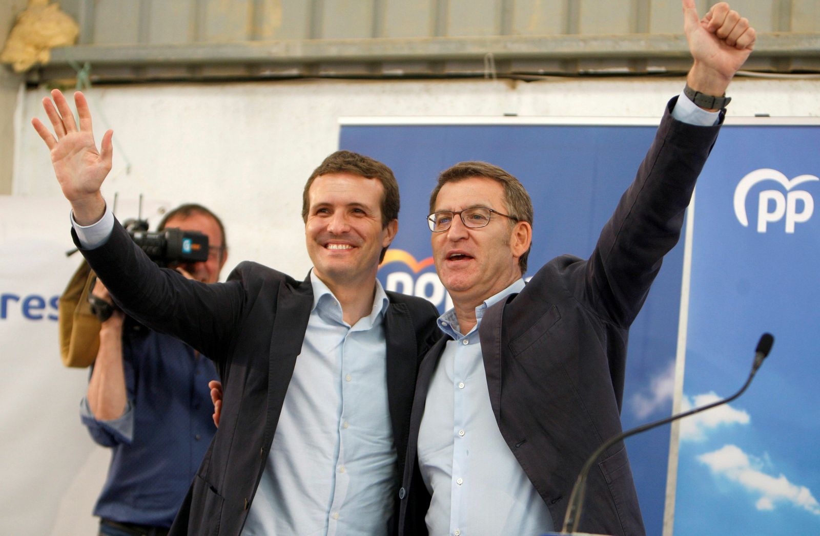 El líder del PP, Pablo Casado, y eldel PP gallego y jefe de la Xunta, Alberto Núñez Feijóo, en una comida-mitin de campaña este domingo en la localidad pontevedresa de Nigrán.
