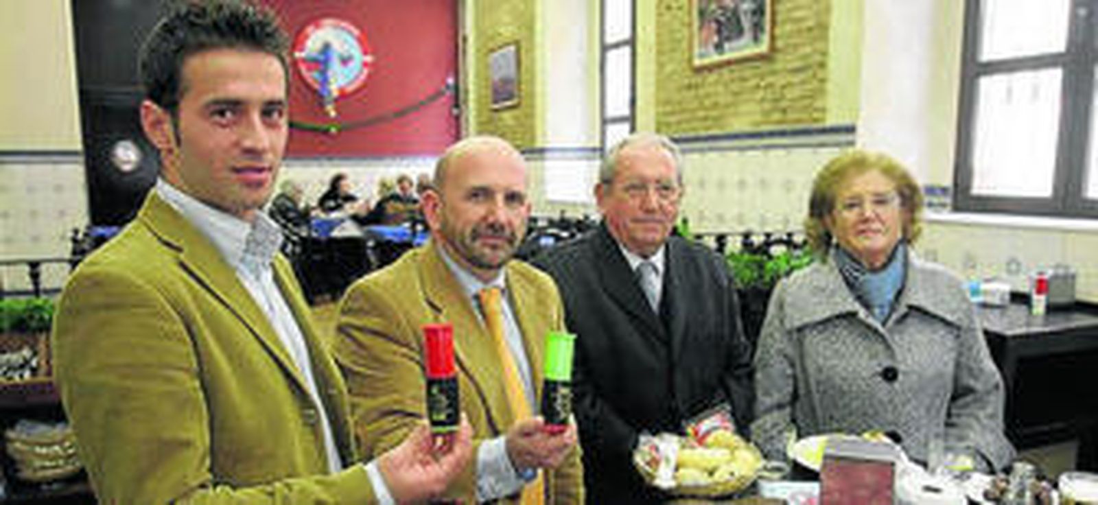 Responsables de la empresa Andalplast, presentando la luciérnaga.