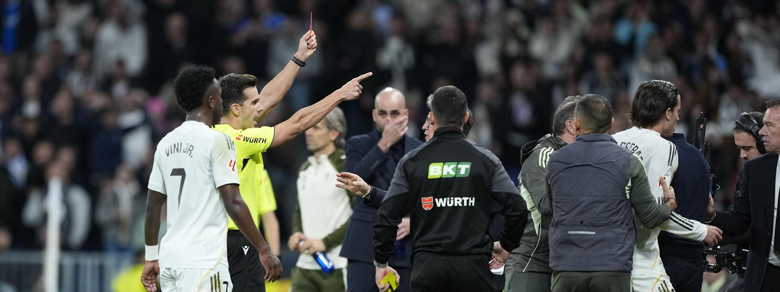 Alejandro Quintero González le muestra la cartulina roja a un futbolista del banquillo del Real Madrid tras expulsar a Carreras.