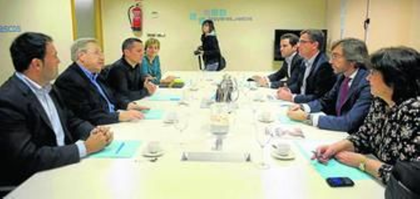 Representantes de Aralar (izqda.), integrado en Amaiur, y del PP vasco durante una reunión en San Sebastián.
