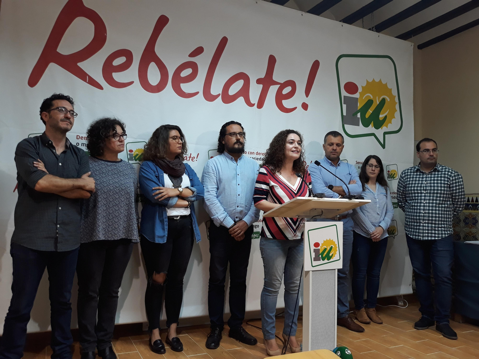 Inmaculada Nieto y Fernando Macías con representantes municipales de IU. Inmaculada Nieto y Fernando Macías con representantes municipales de IU.