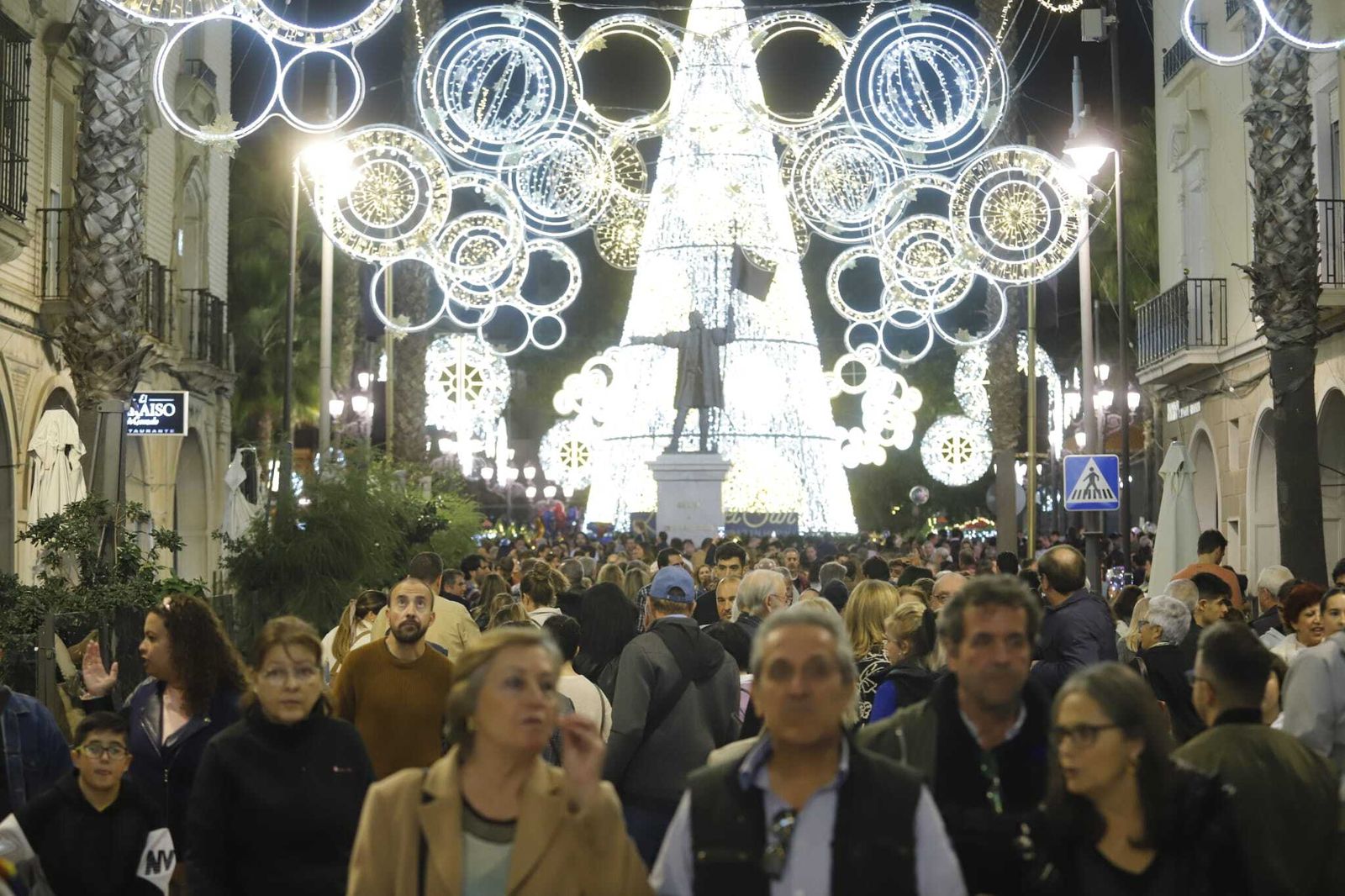 El Black Friday y las luces de Navidad llenan de vida el centro de Huelva