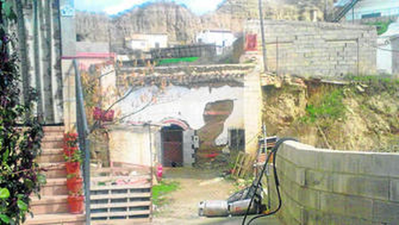 Fachada exterior de la cueva donde se cayó una de las habitaciones.