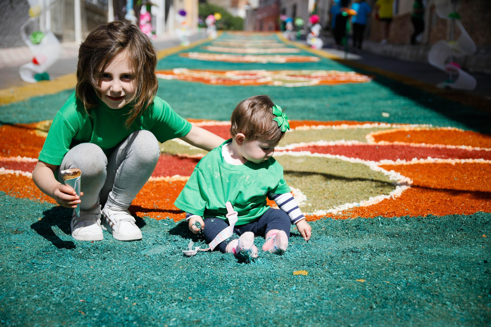 Así es la gran alfombra de serrín para que levite la Virgen de Fátima de Tíjola
