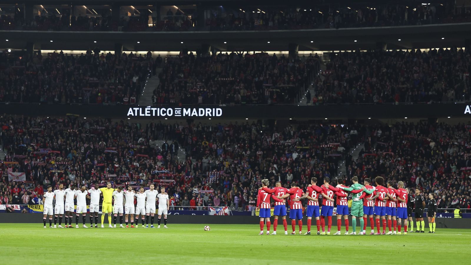 El respetuoso minuto de silencio antes del Atlético de Madrid-Sevilla.