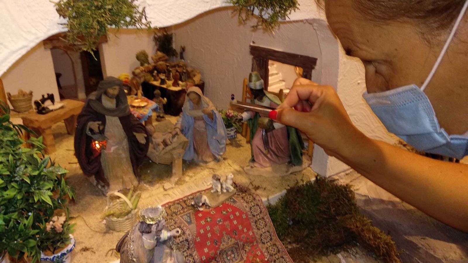 Mayka Gómez coloca un bote de gel en el portal.