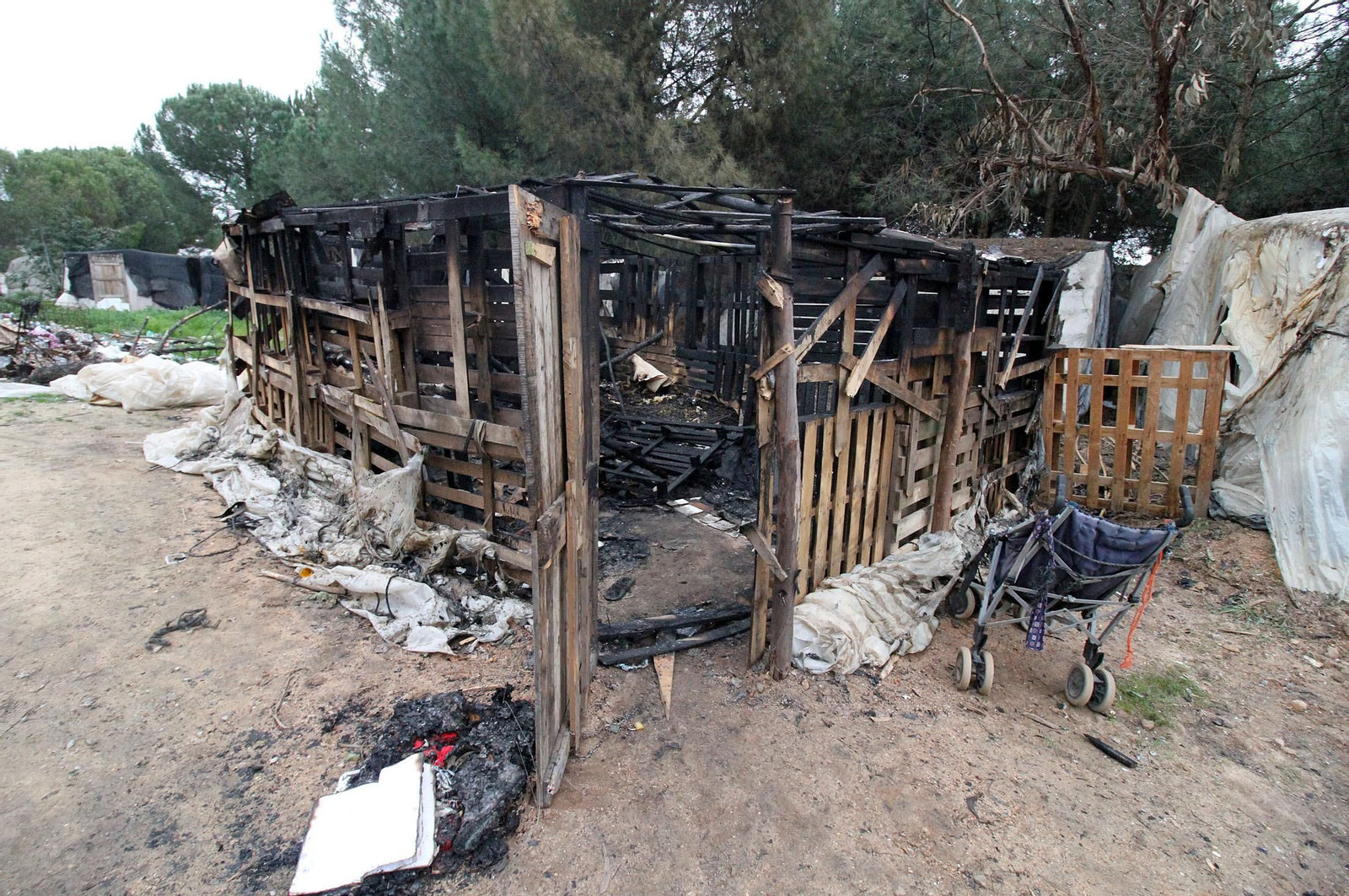 Chabola incendiada en un incidente anterior.