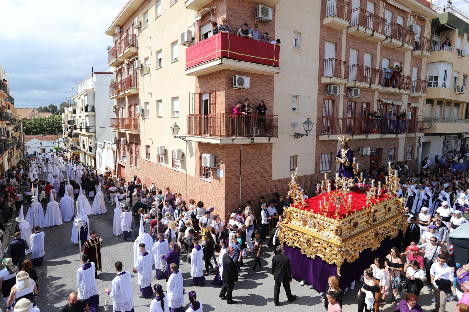 Imágenes del recorrido de la Hermandad del Cristo Cautivo de Huelva