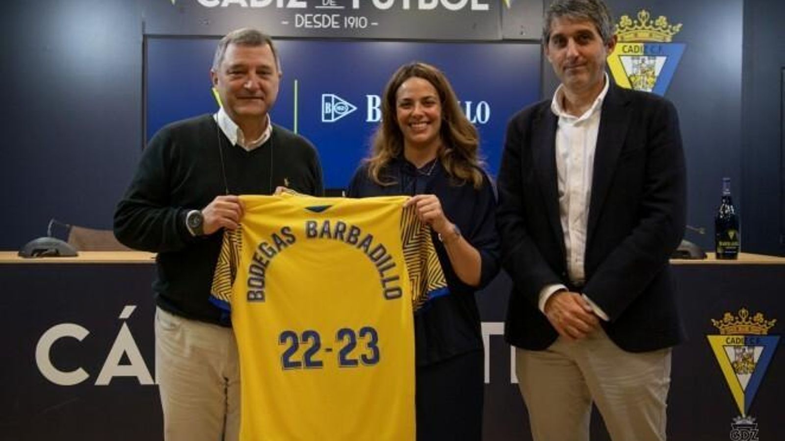 Posado de los protagonistas de la renovación del acuerdo.