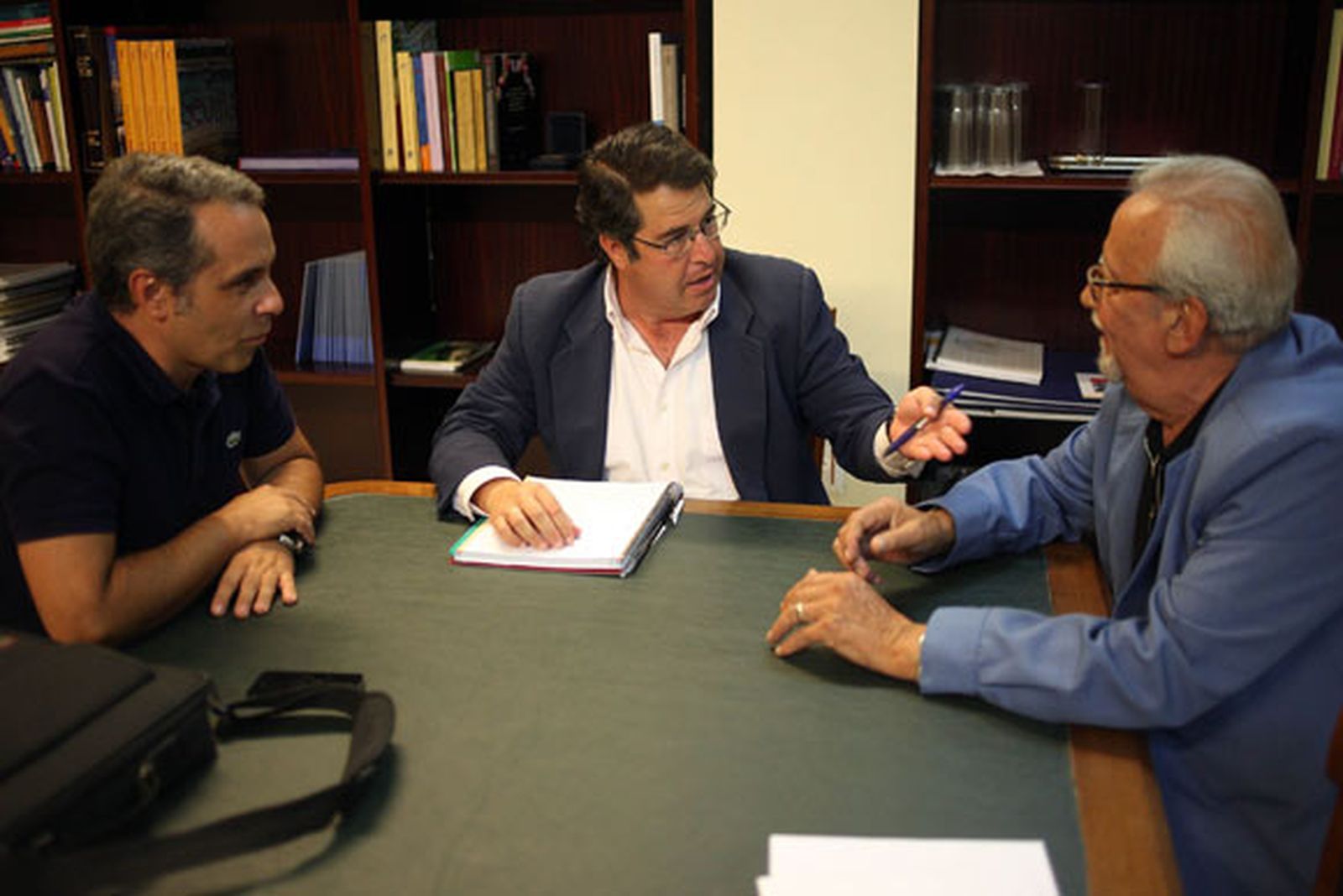 Dueños de las terrazas presentan una propuesta de cobertura legal al Ayuntamiento