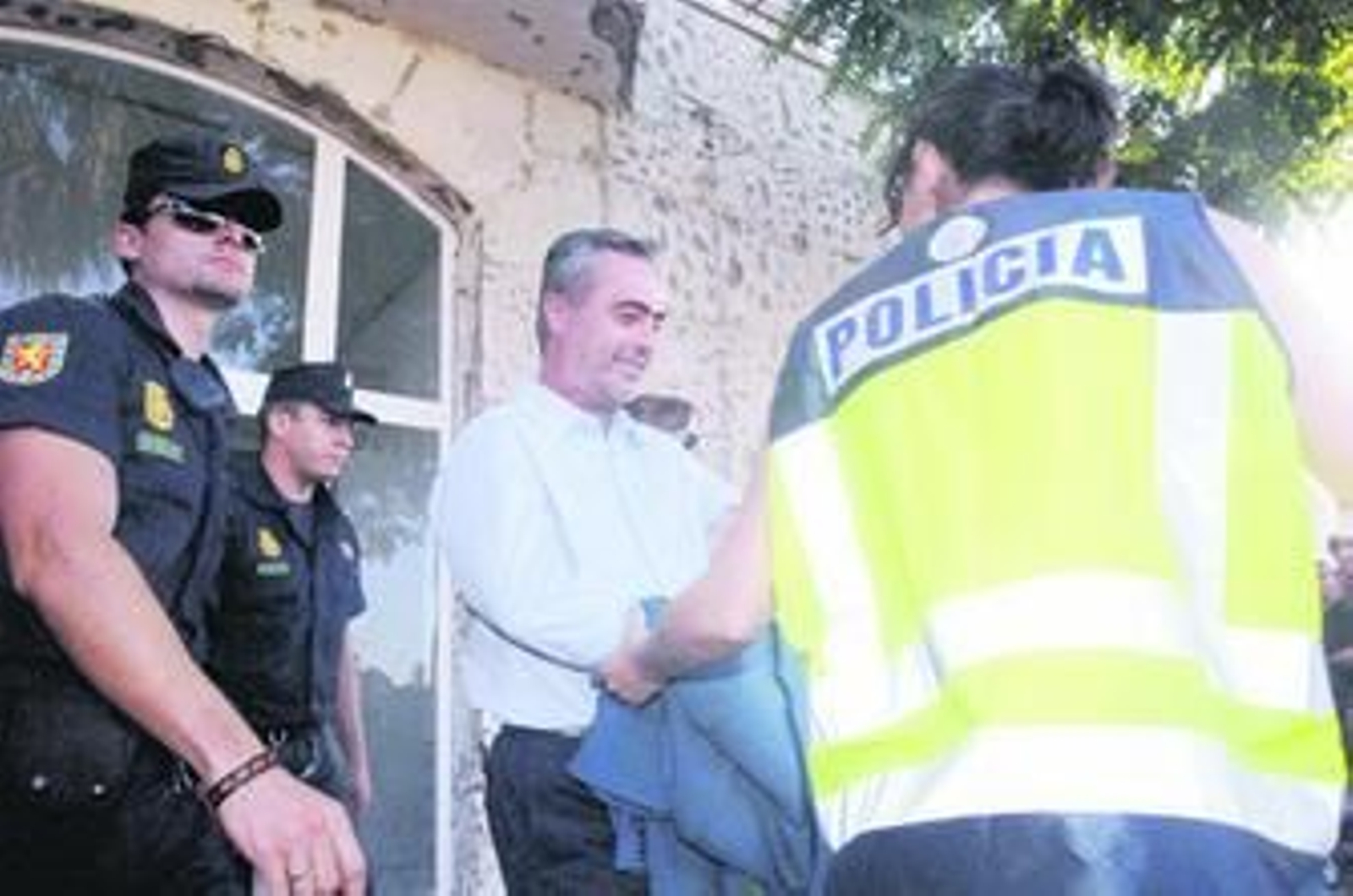 El entonces alcalde, Antonio Barrientos, conducido por la Policía en junio del año pasado.