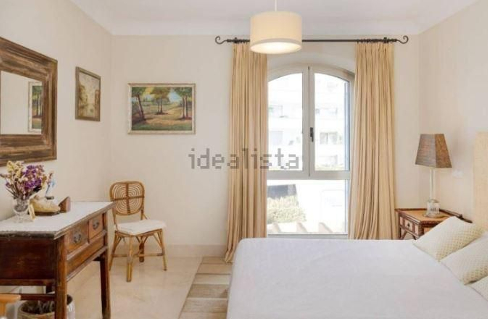 La lujosa vida de Sotogrande: así es el ático más caro con chimenea y vistas al mar