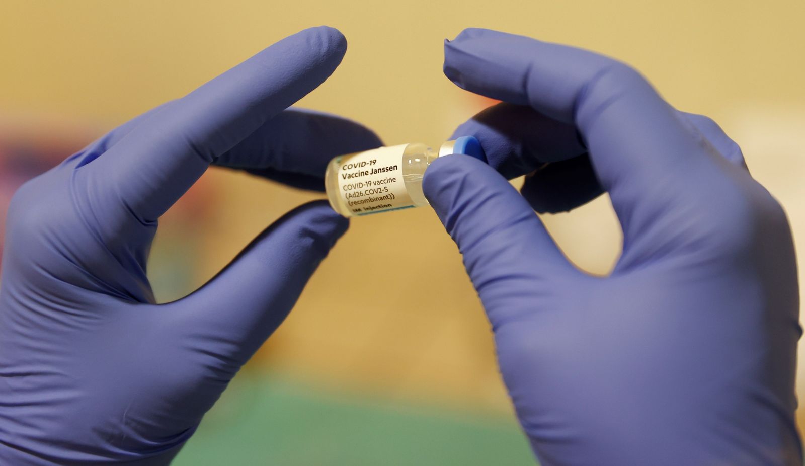 Una enfermera prepara una dosis de la vacuna de Janssen.