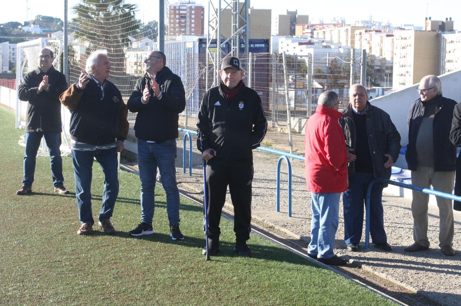 Imágenes del partido homenaje a los árbitros históricos de fútbol de Huelva