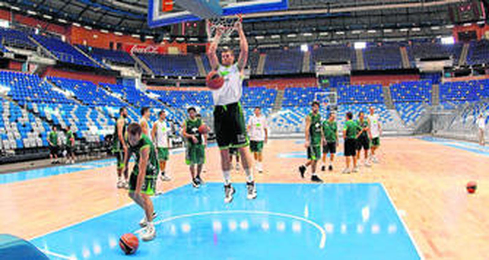 Freeland machaca el aro durante un entrenamiento del Unicaja.