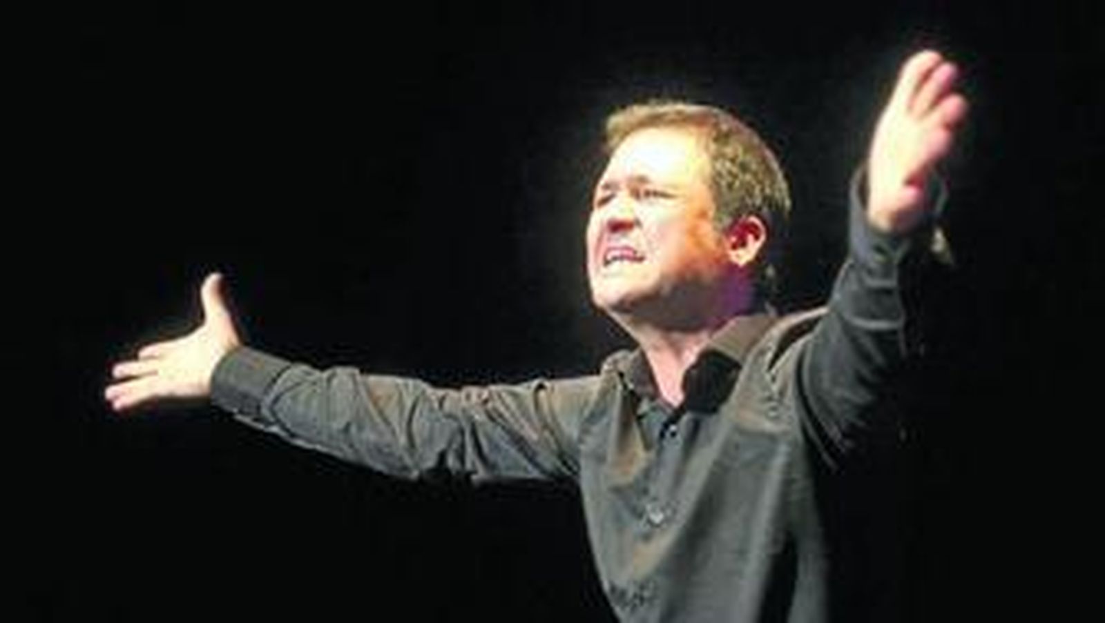 La obra está ambientada en la España actual, pero con tintes de los años 80.