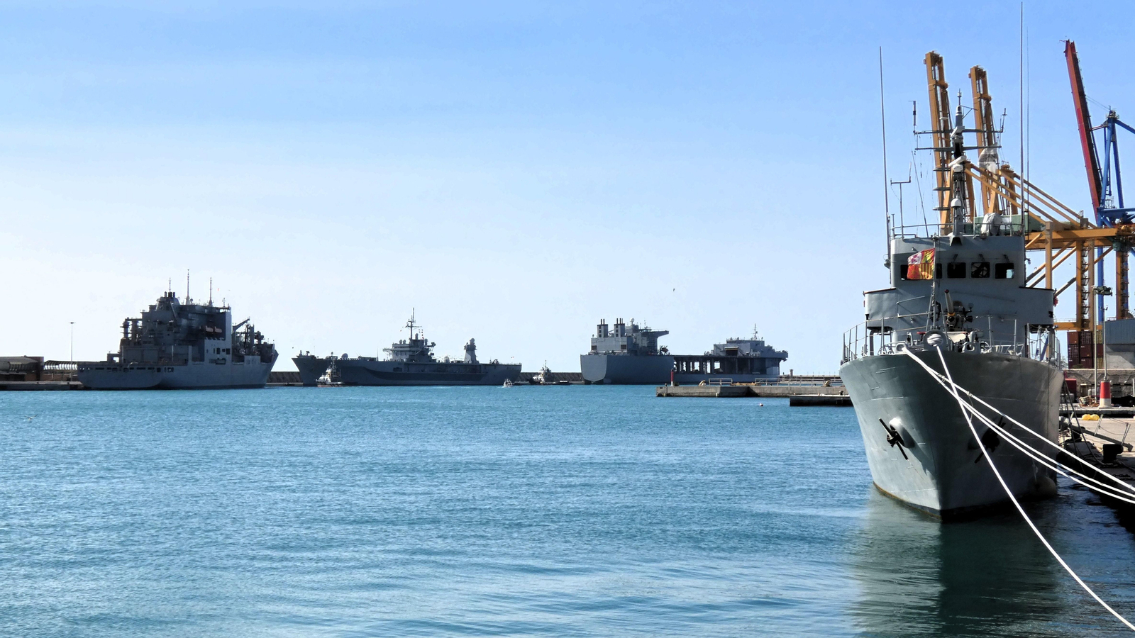 Trío de barcos de guerra norteamericanos ubicados ayer en los atraques malagueños de levante.