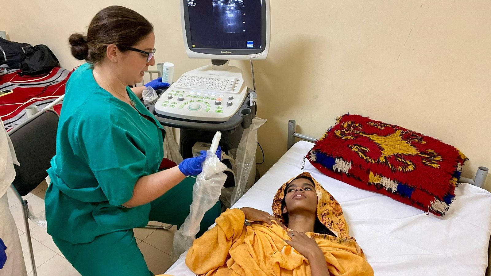 Una mujer se somete a una ecografía en las instalaciones en las que trabajó la comisión de sanitarios españoles.