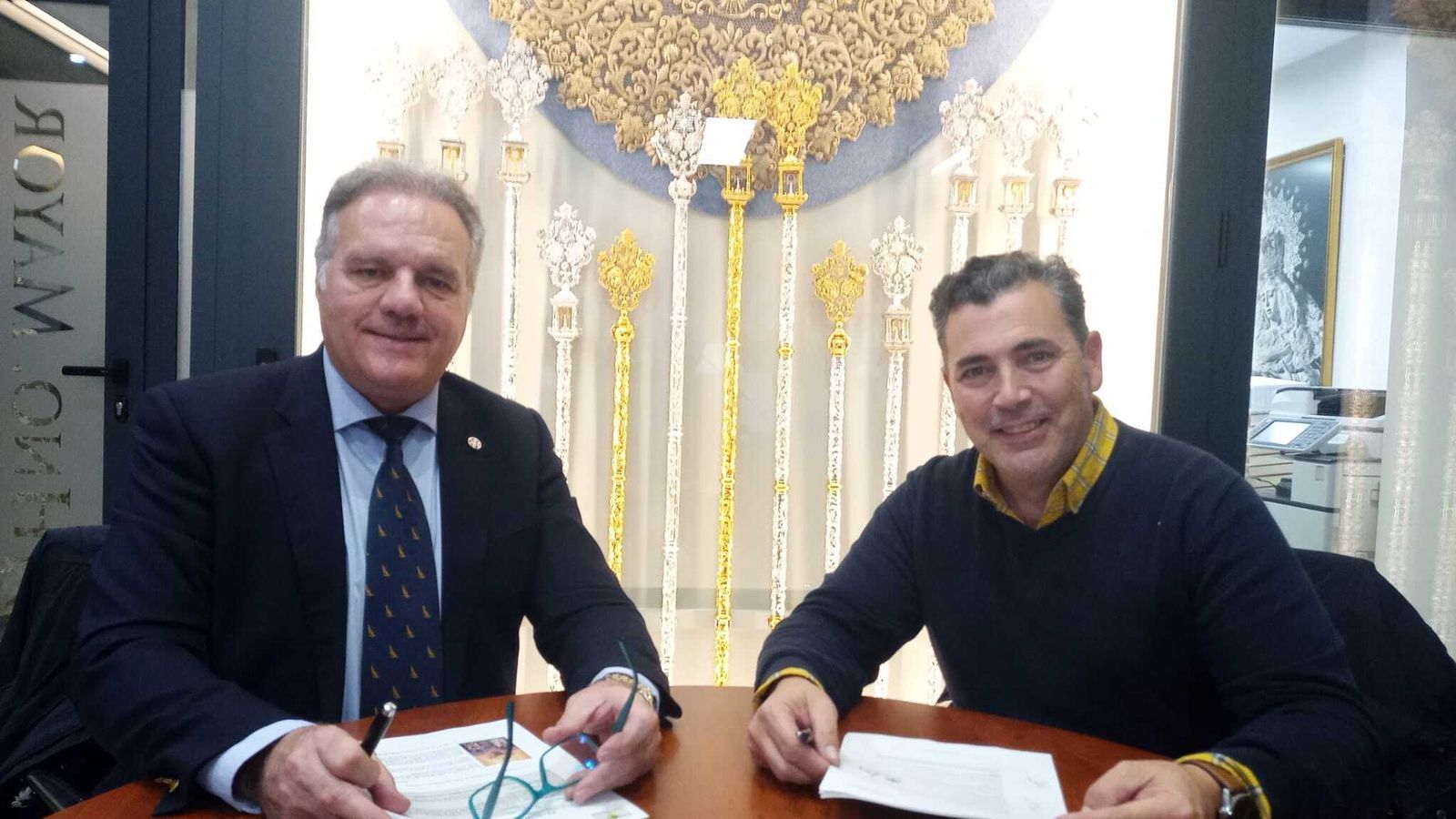 Carlos Martín, hermano mayor, y Carlos Valera, en la firma del acuerdo