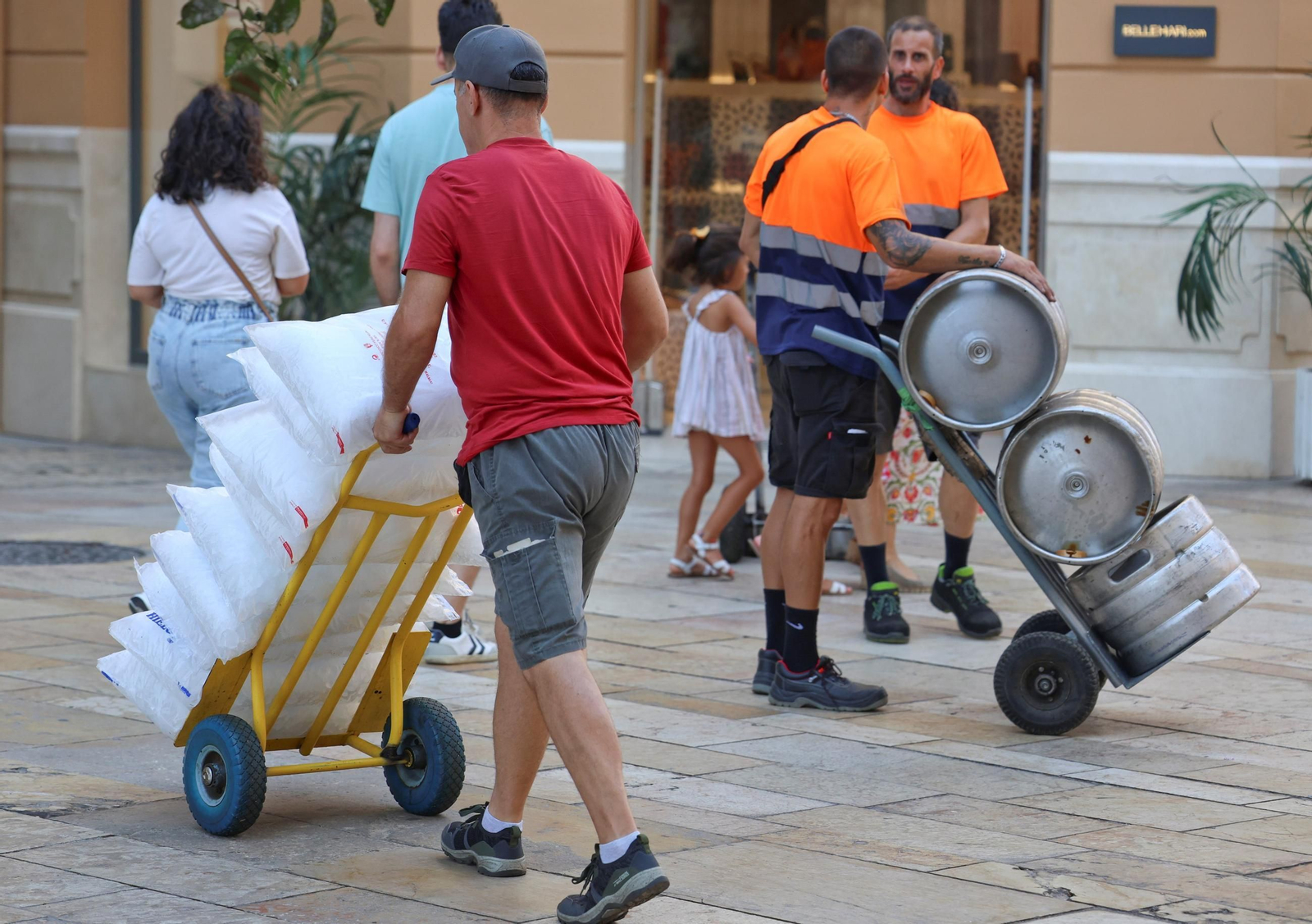 La ciudad ultima preparativos para celebrar la Feria de Málaga
