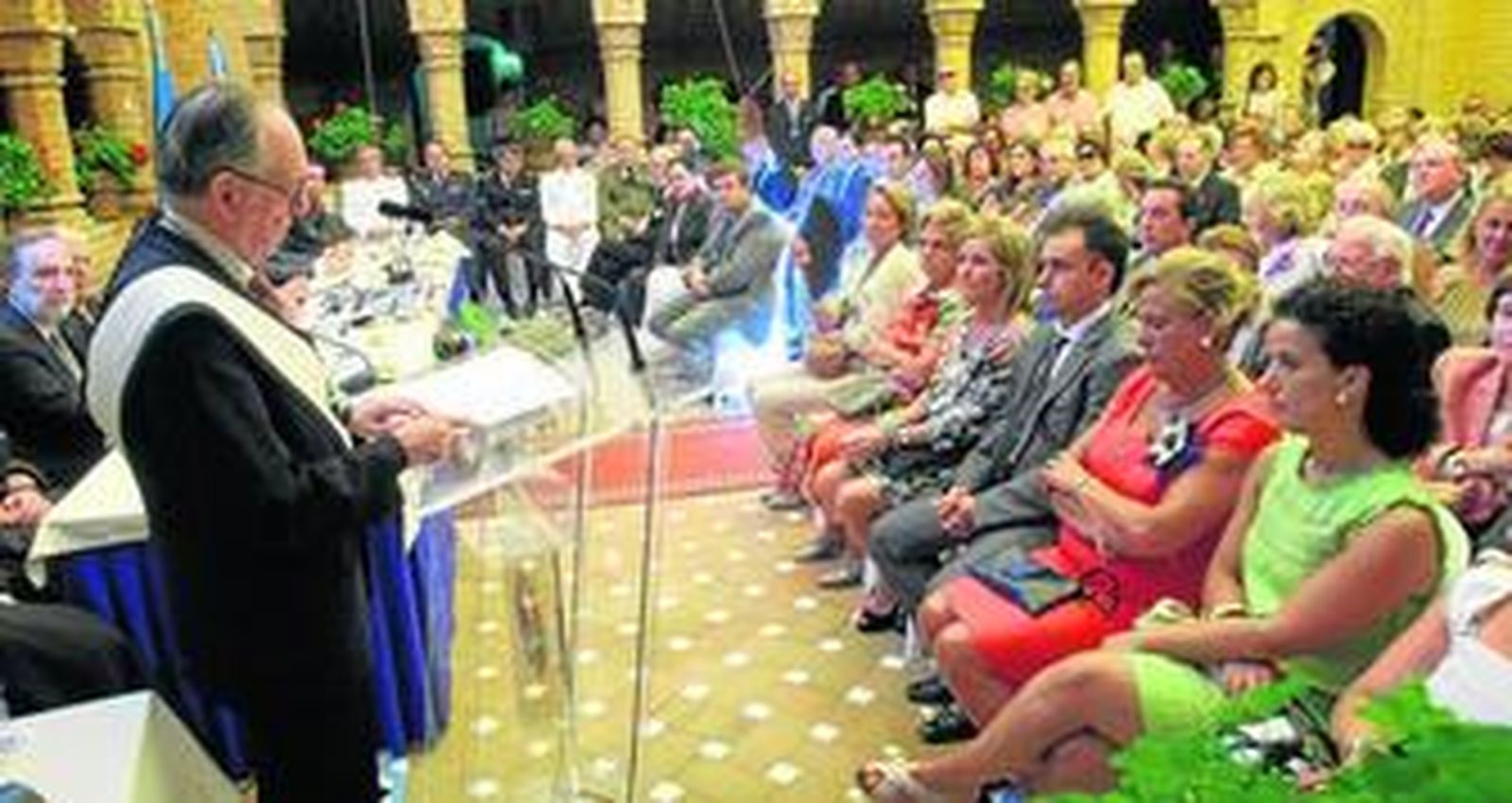 En pie, el conferenciante Jesús Sevilla, durante su intervención en el acto de la Colombina en el monasterio de La Rábida.