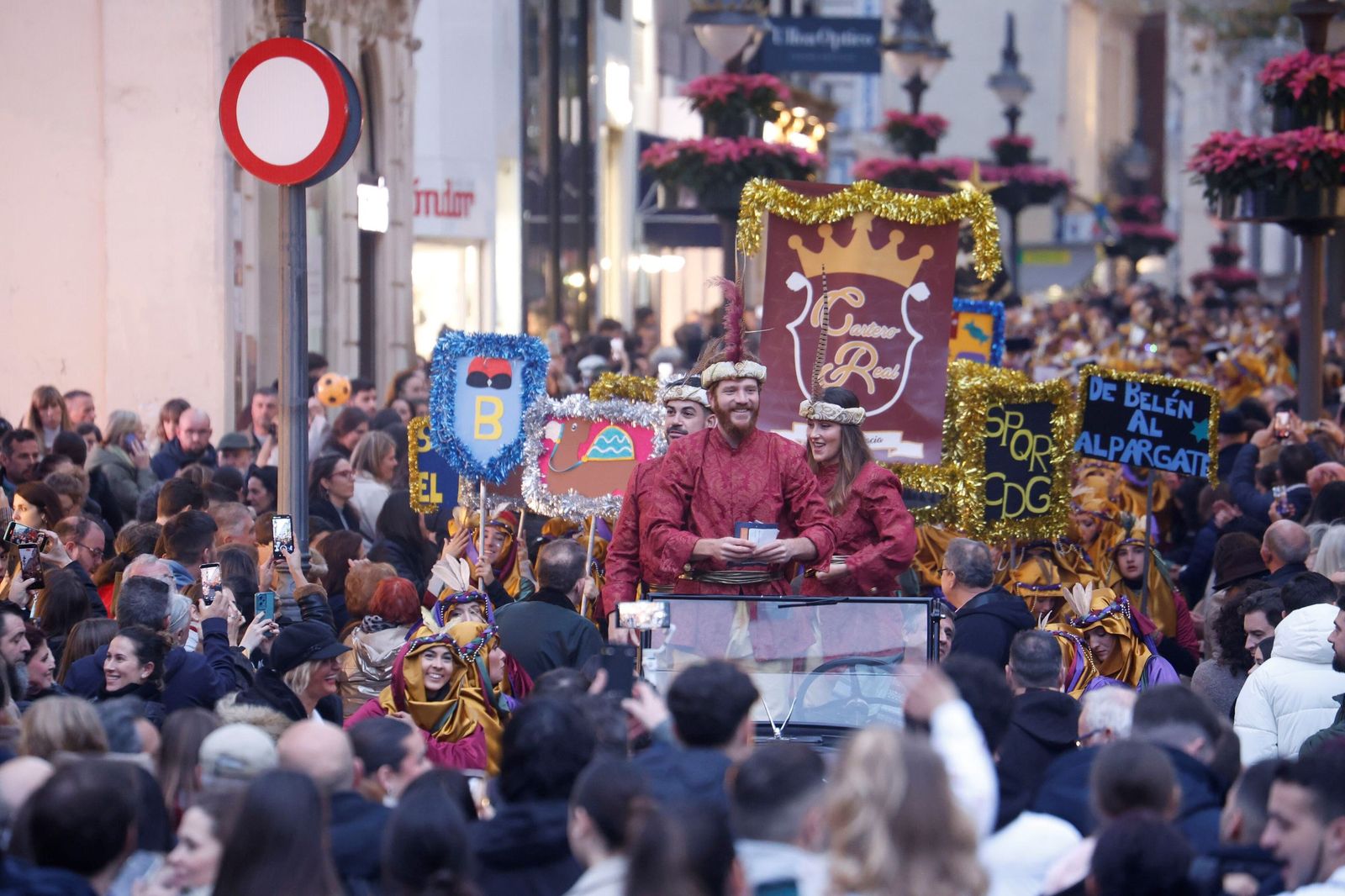 El Cartero Real llena de ilusión el Centro de Córdoba, en imágenes