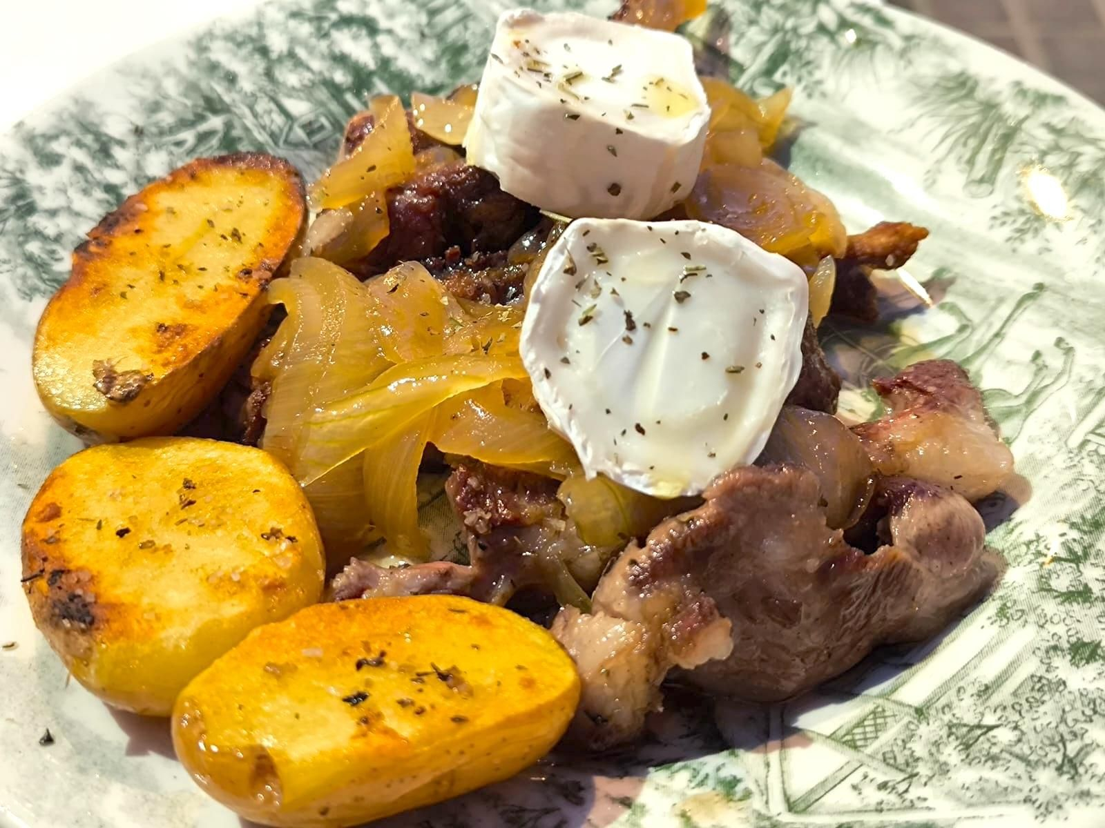 Abanico con cebolla caramelizada y rulo de queso de cabra Abanico con cebolla caramelizada y rulo de queso de cabra