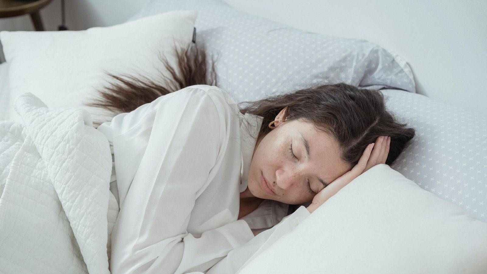 Sueña y descansa tus cervicales con las almohadas que mejor alivian los dolores de espalda