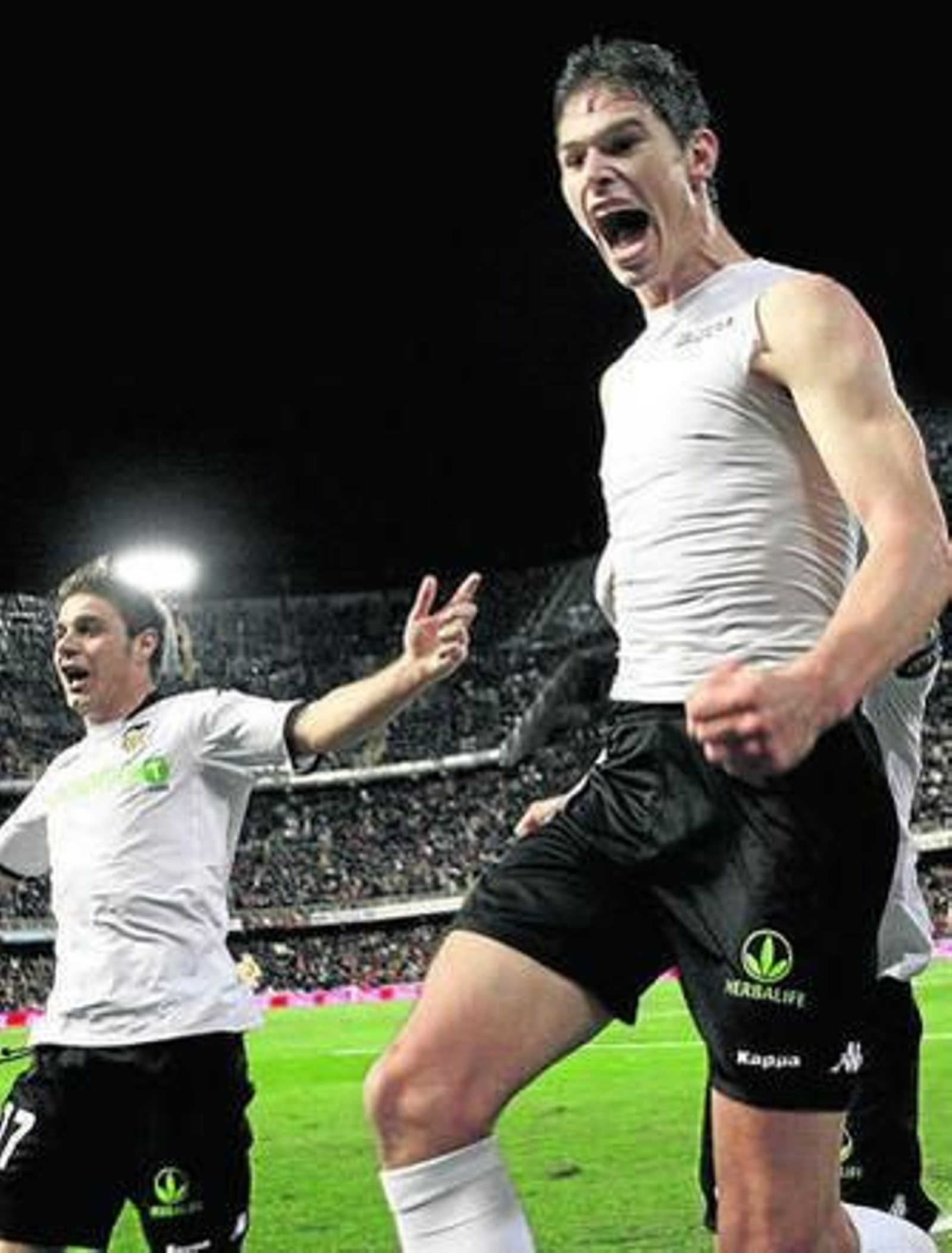 El delantero serbio del Valencia, Zigic, celebra su gol.