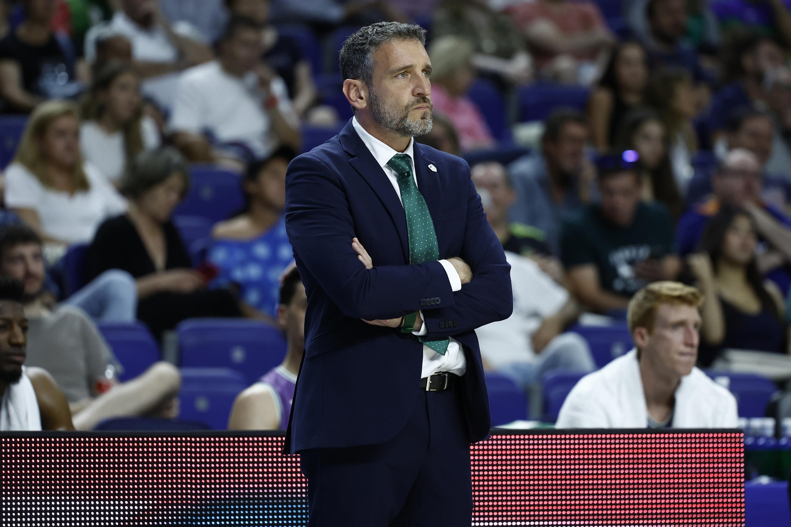 Ibon Navarro contempla el partido. Ibon Navarro contempla el partido.
