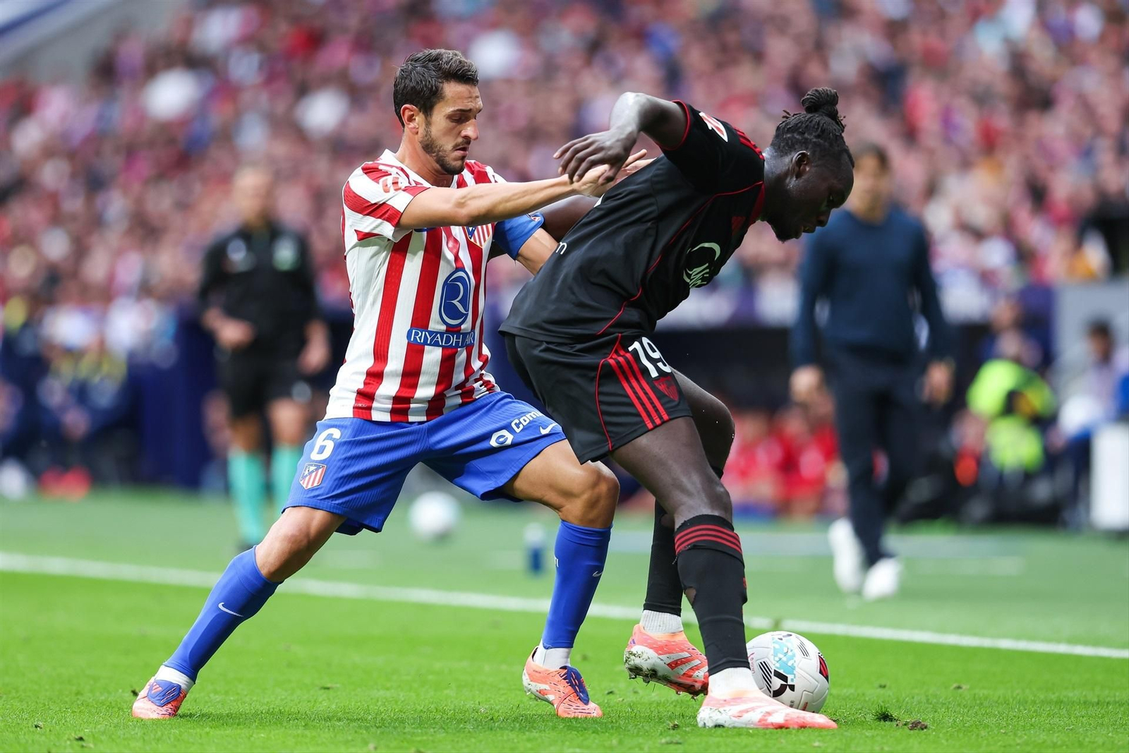 Mendy aguanta el balón ante el empujón de Koke.