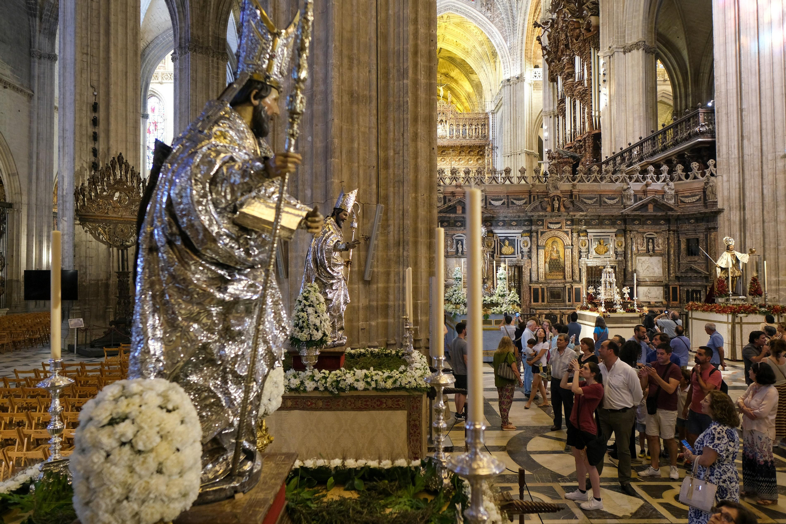 Preparativos, altares, escaparates, balcones para el Corpus
