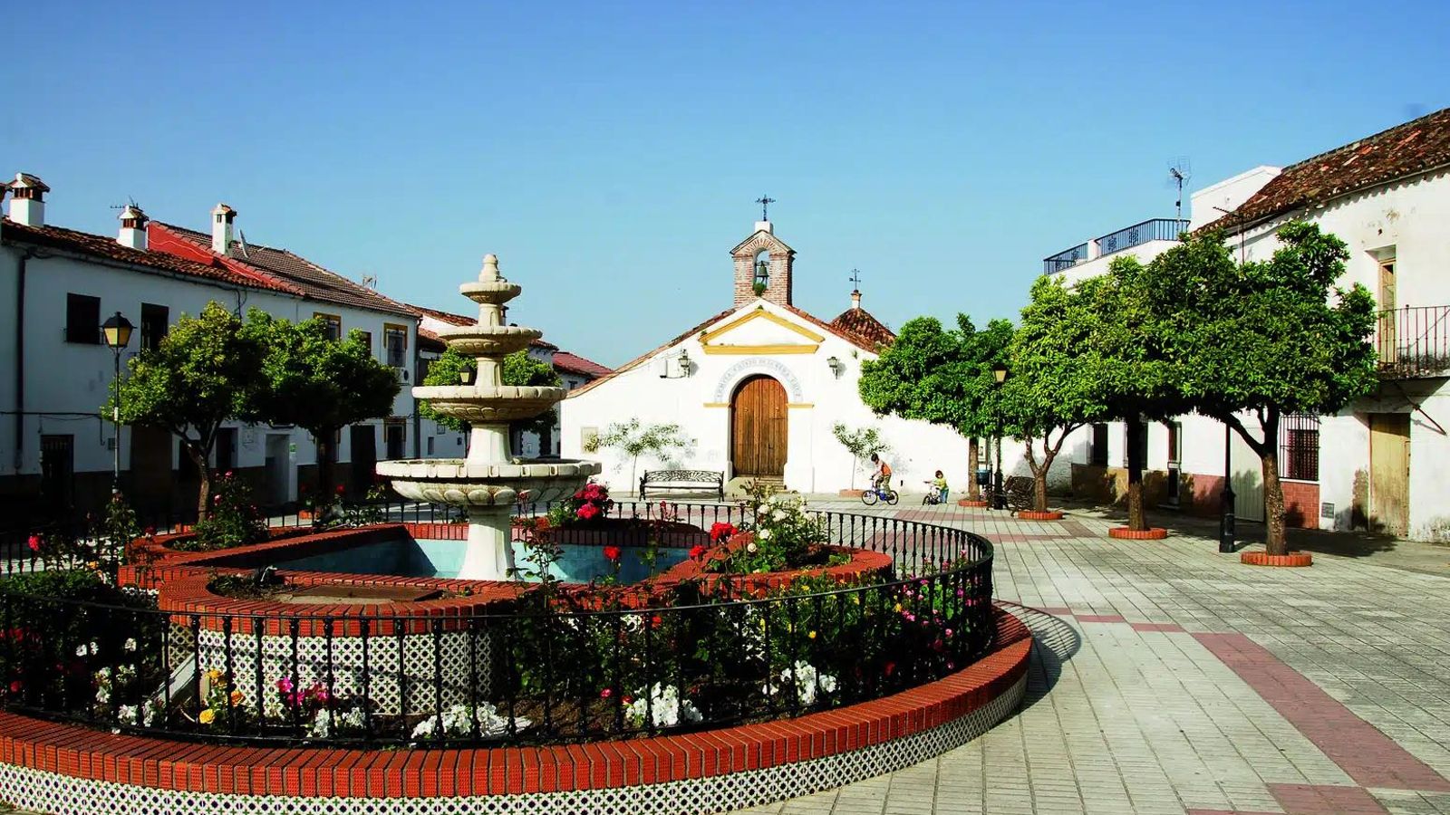 La plaza de la Veracruz con la Ermita de Santo Cristo de la Vera Cruz al fondo.