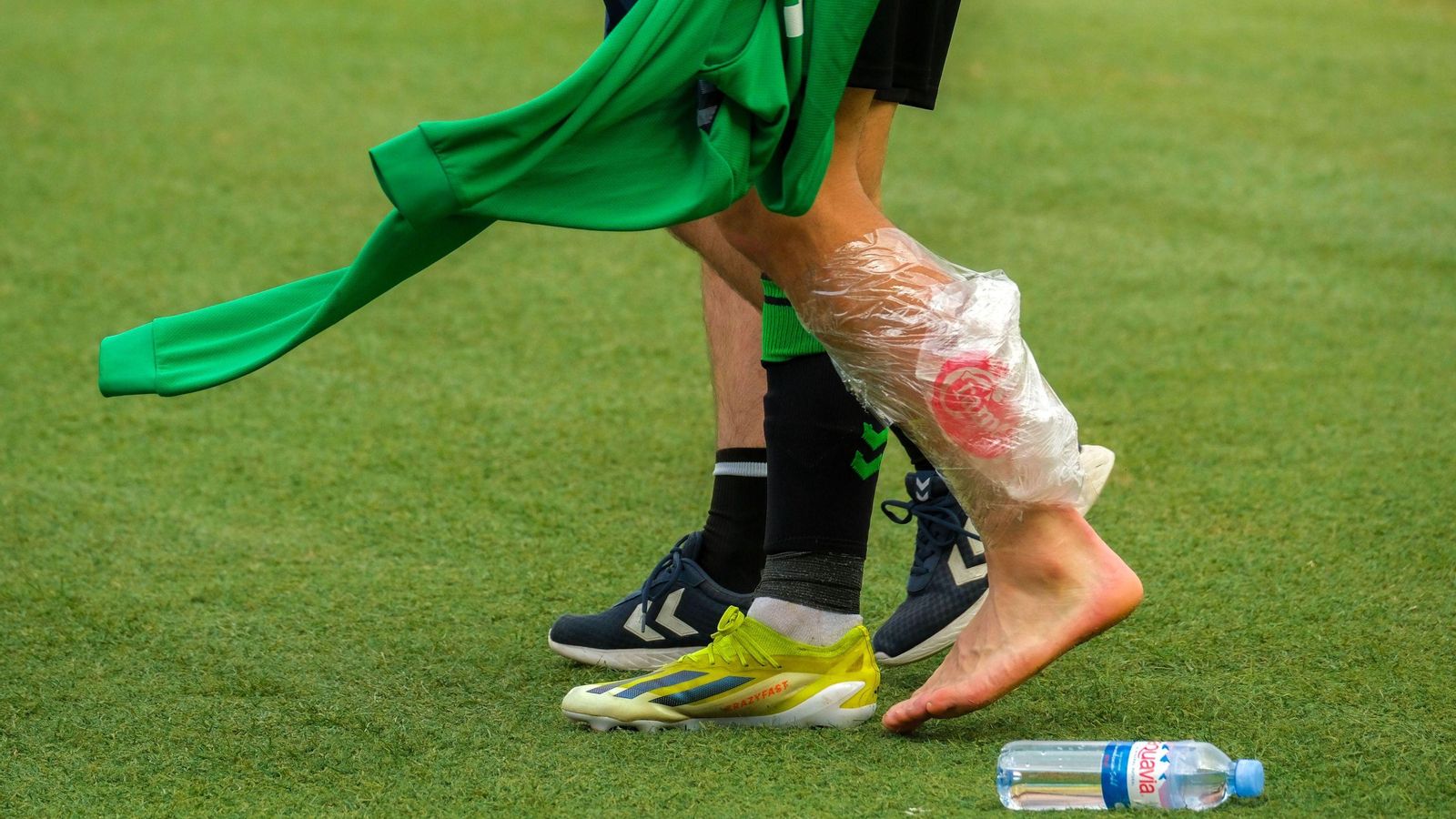 Isco se retira en el descanso con su gemelo protegido ya por el hielo.