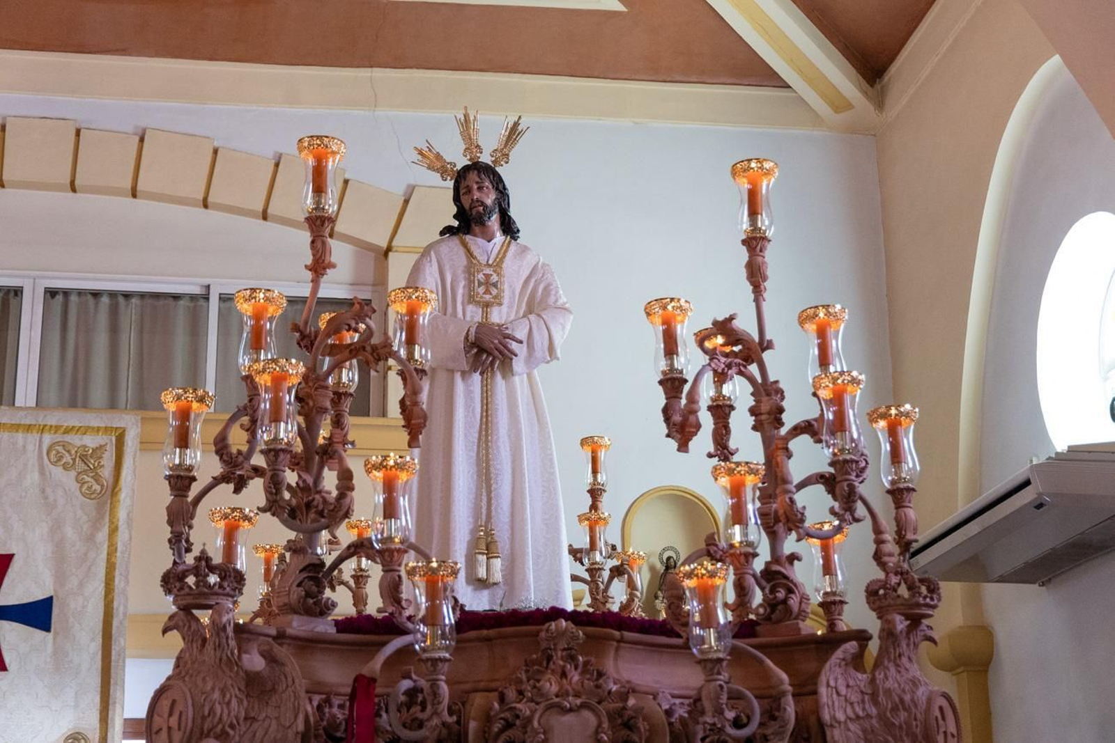 El Miércoles Santo inicia la tarde con los nazarenos trinitarios del barrio de Santa Isabel