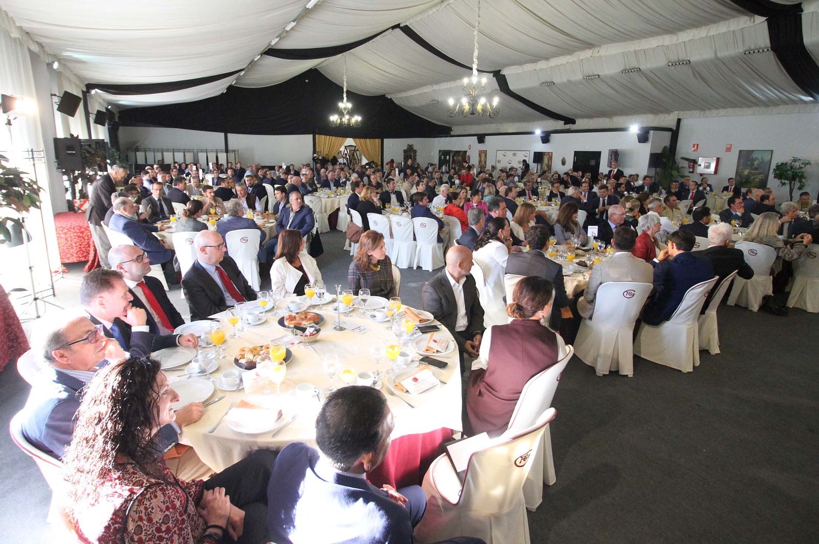 Imágenes del Desayuno Informativo del Grupo Joly con Javier Targhetta