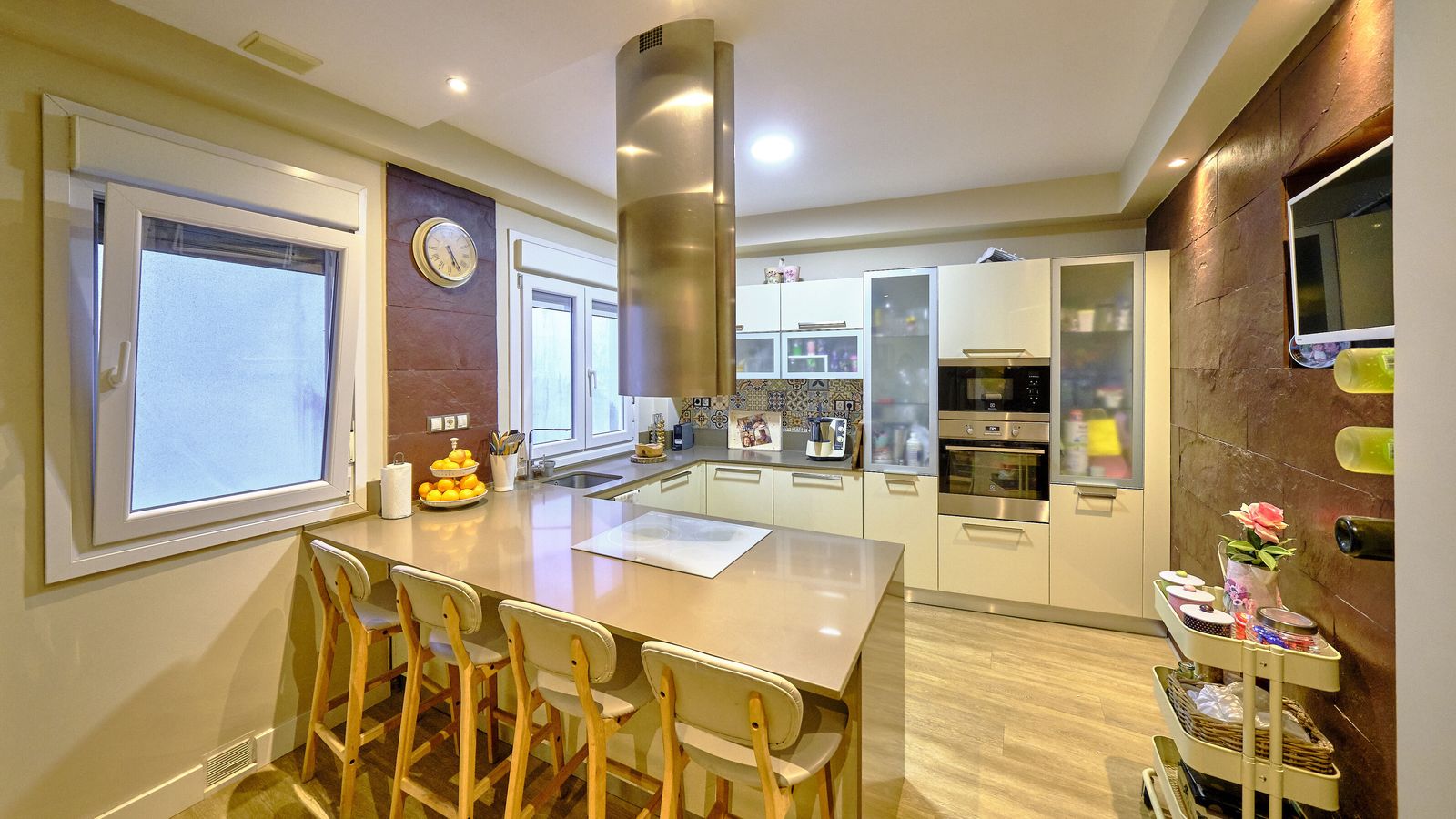 En la cocina, el mobiliario italiano, lacado en color crema, lo combina con los diferentes materiales usados en  sus paredes