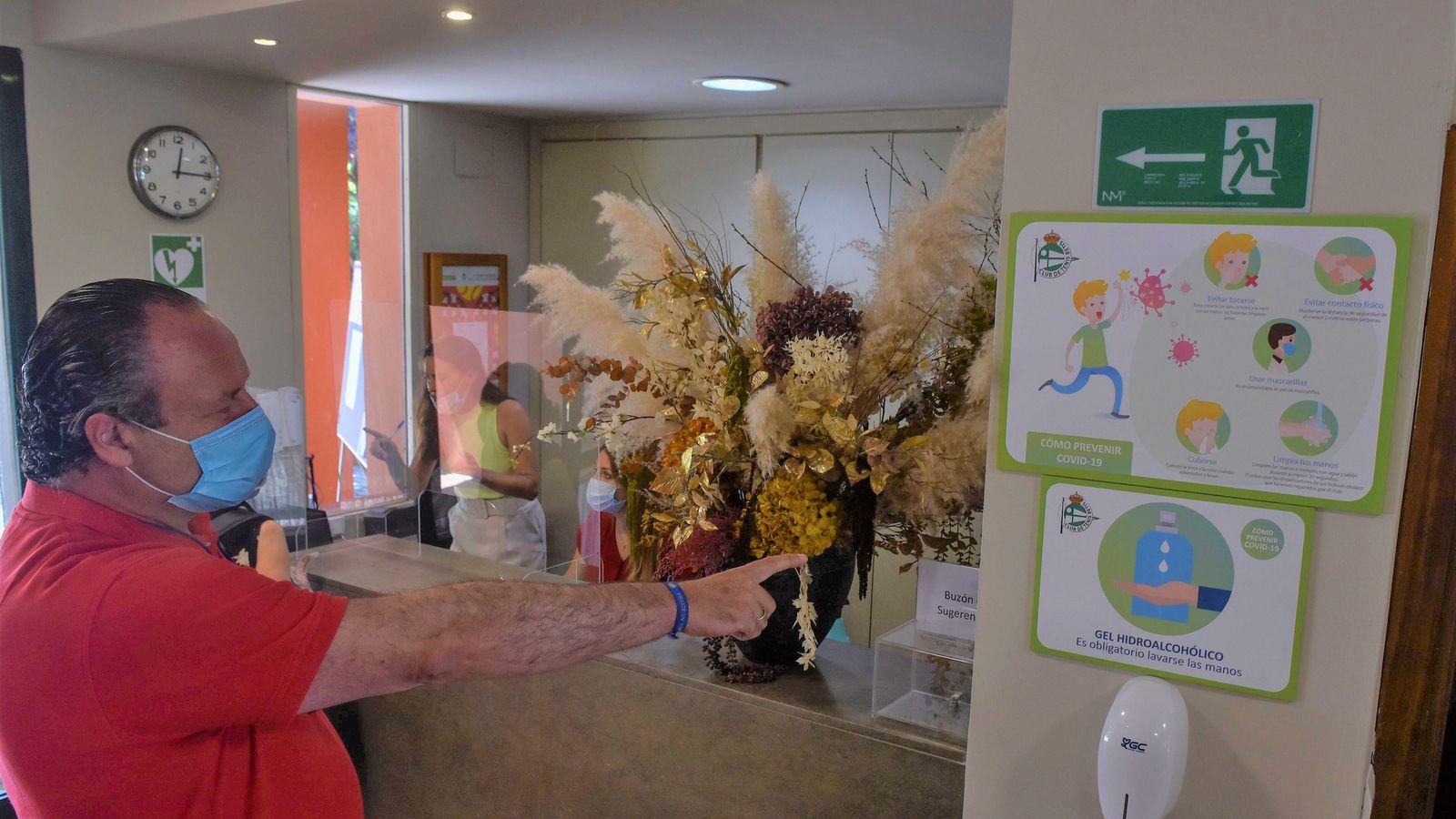 Carteles que indican al usuario medidas de prevención en el Club Tenis Betis.