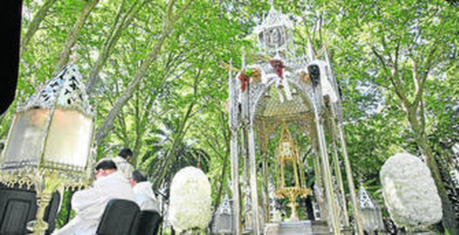 Imagen de la misa celebrada ayer en el Parque María Cristina.