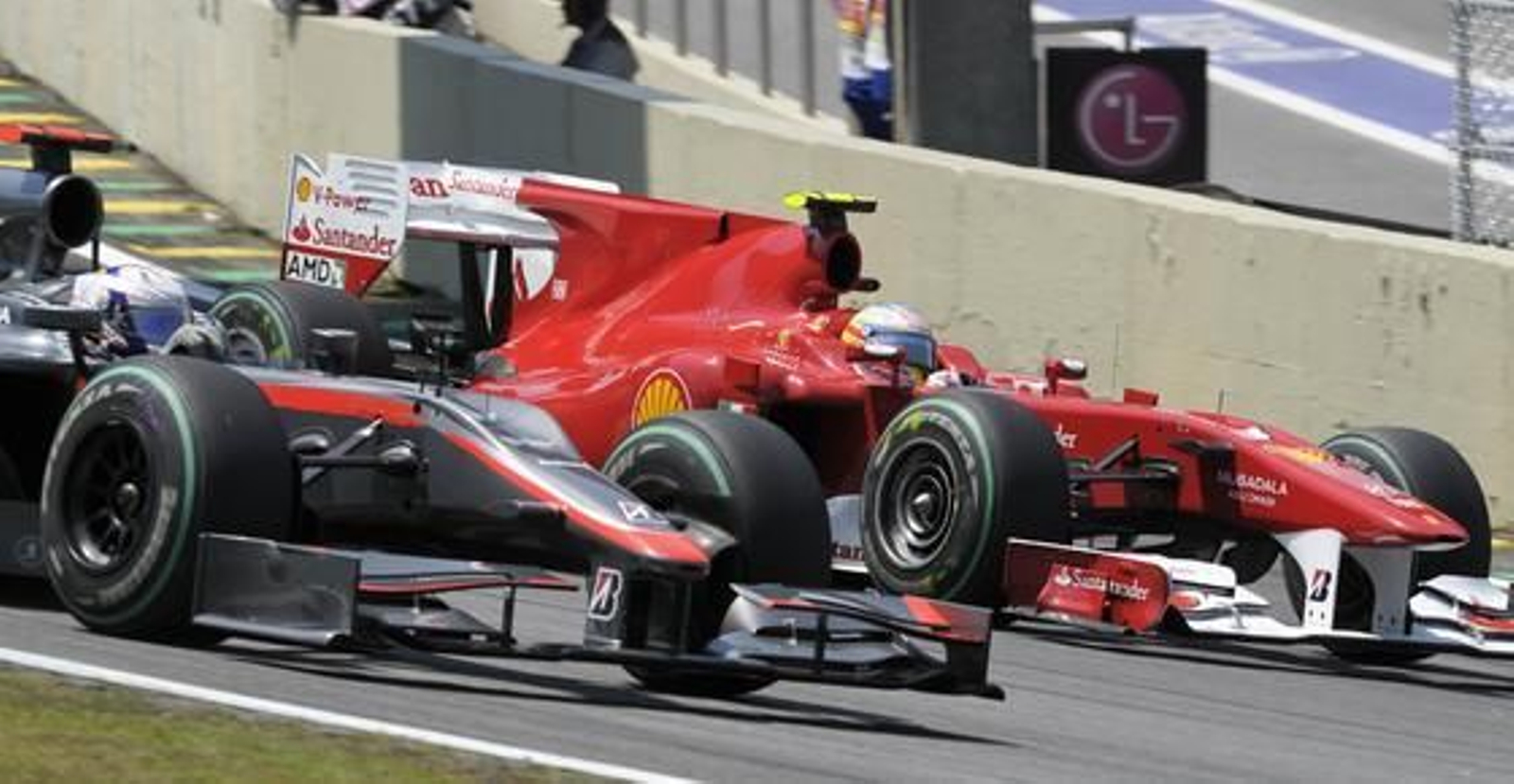 Vettel gana en Interlagos por delante de Webber y Alonso. / AFP