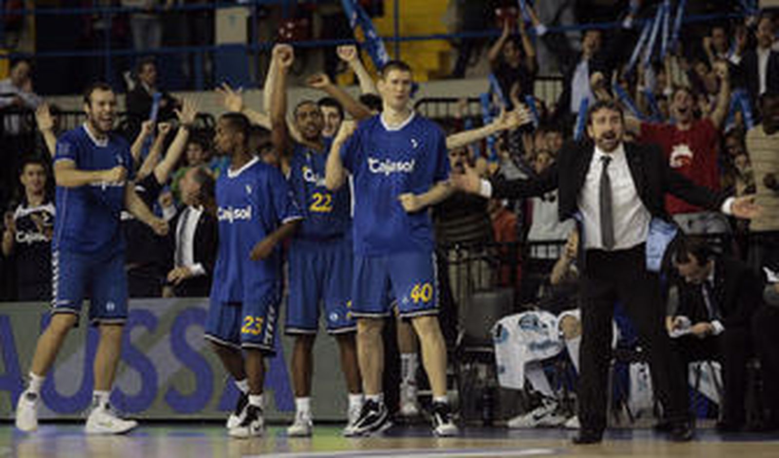 El Madrid celebra el título con Joan Plaza, arriba a la derecha, en Charleroi (Bélgica).